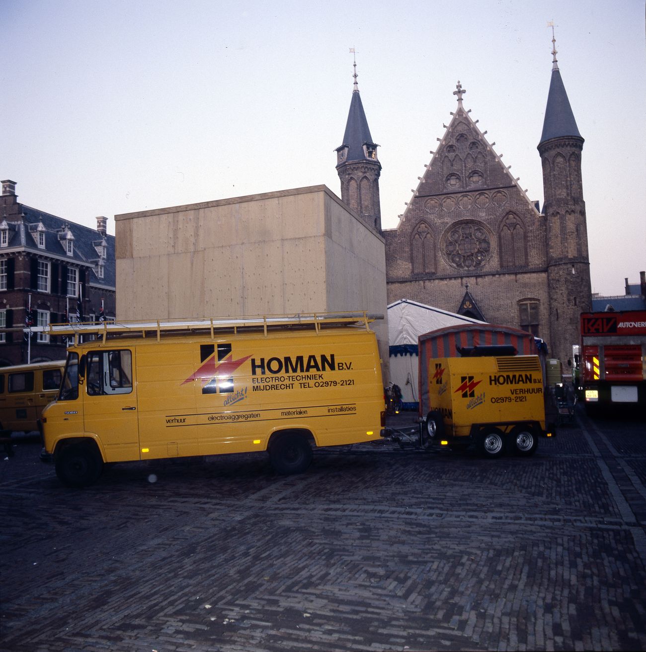 Homan-vrachtwagens aan het werk op het Binnenhof in Den Haag