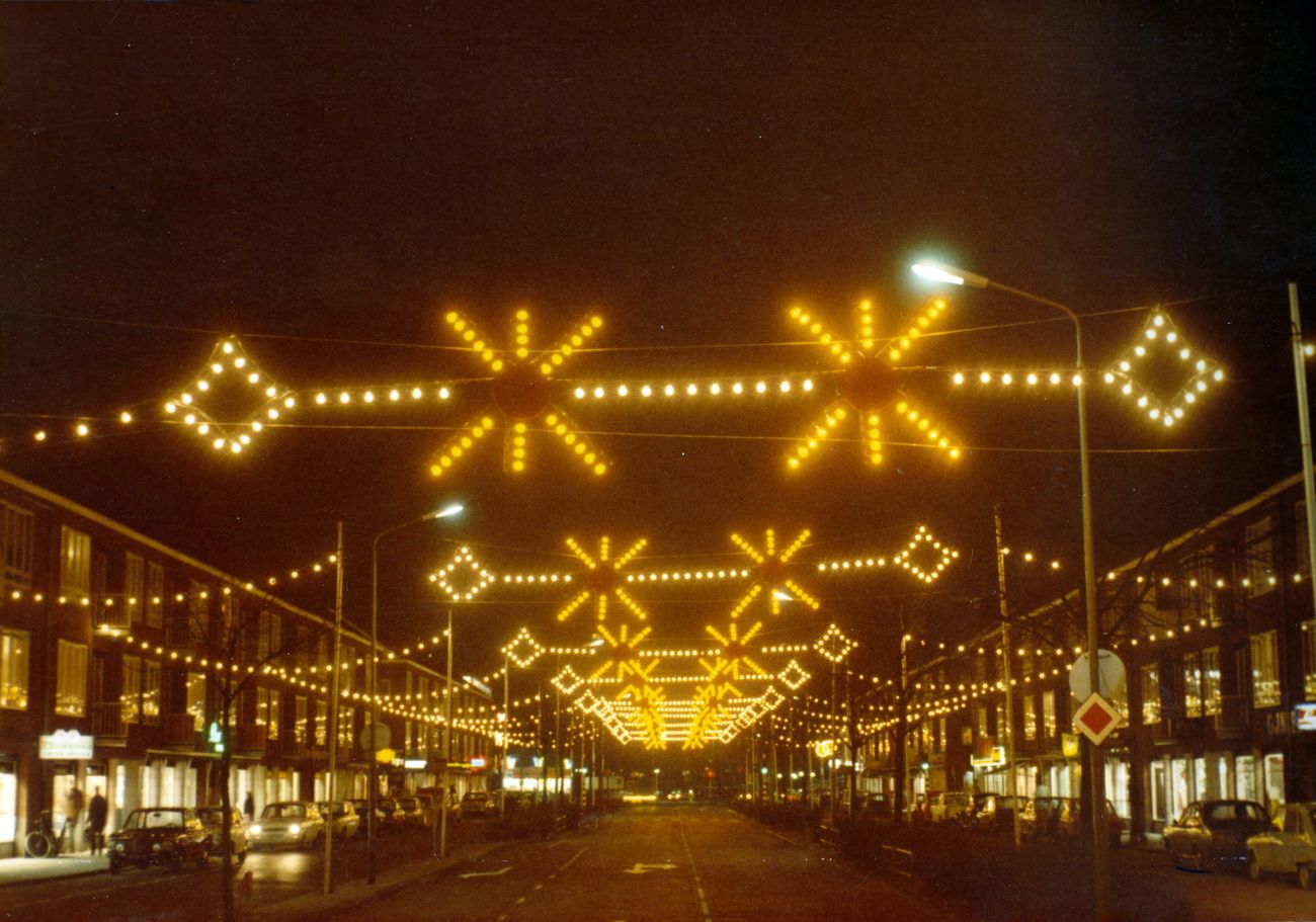 Feestverlichting van Homan boven een winkelstraat