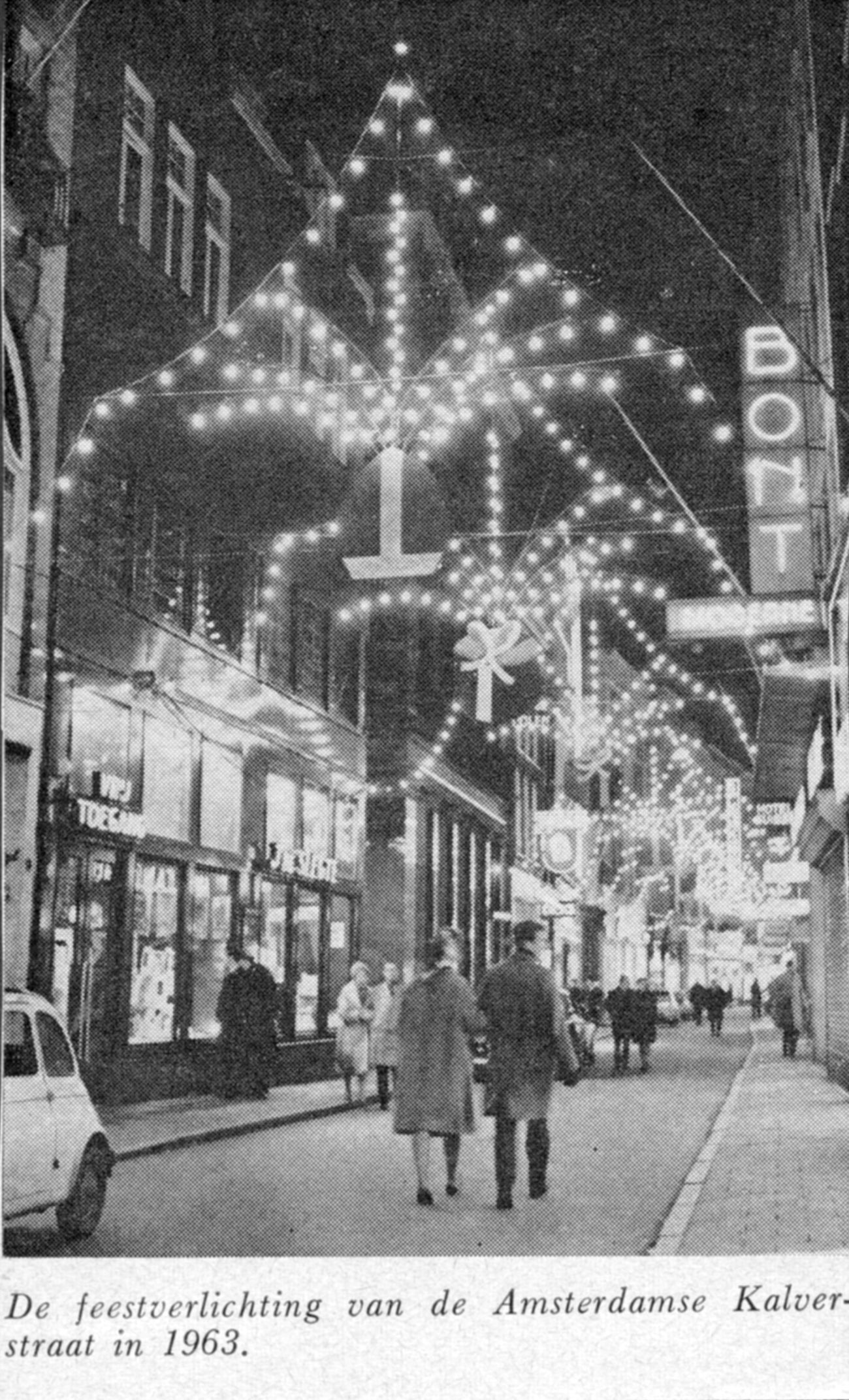 Feestverlichting van Homan in de Amsterdamse Kalverstraat in 1963