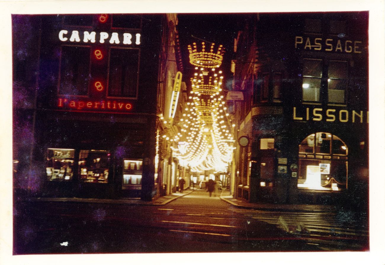 Verlichte passage met feestverlichting van Homan